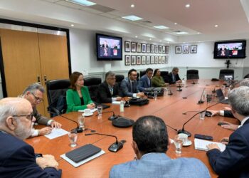 Gobierno junto a empresarios y otros sectores buscan frenar impacto en combustibles por conflicto en Medio Oriente