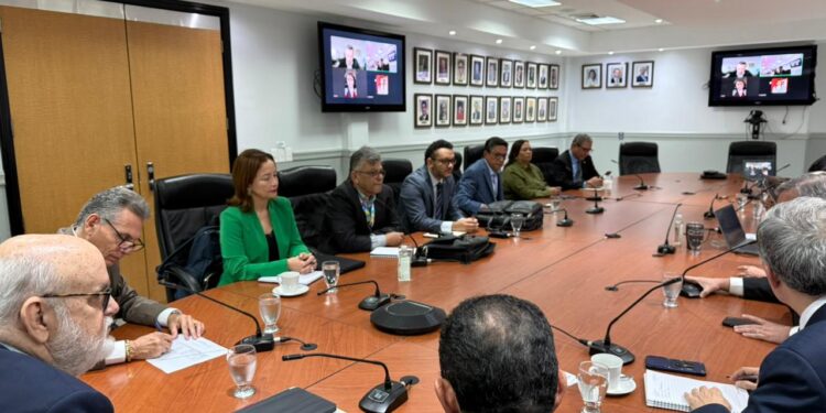 Gobierno junto a empresarios y otros sectores buscan frenar impacto en combustibles por conflicto en Medio Oriente