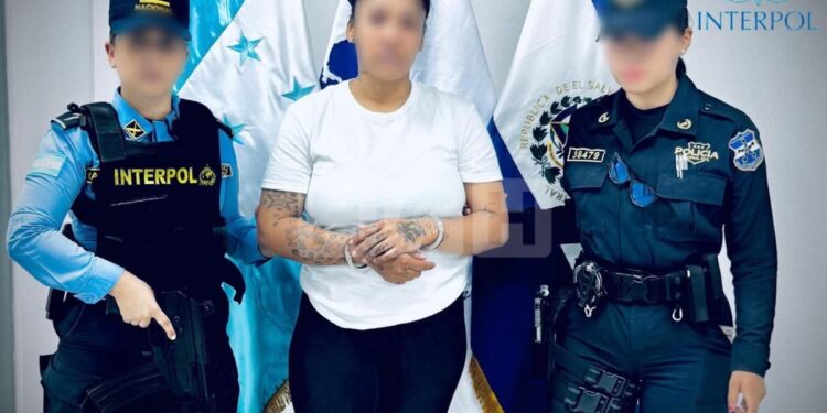 Honduras entrega a supuesta extorsionadora pedida por El Salvador