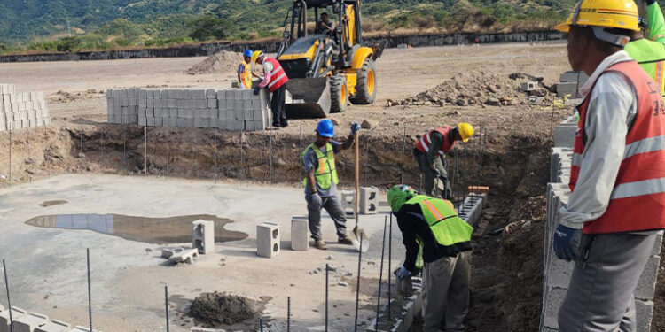 Hospital del Sur bajo la lupa: Más de 250 “albañiles” chinos que entraron sin visa, buscan quedarse como “empresarios”