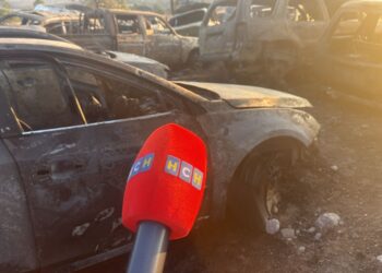 ¡Millonarias pérdidas! Voraz incendio consume más de 70 carros en yonker en la Cerro Grande