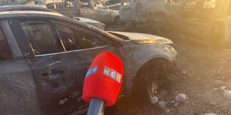¡Millonarias pérdidas! Voraz incendio consume más de 70 carros en yonker en la Cerro Grande