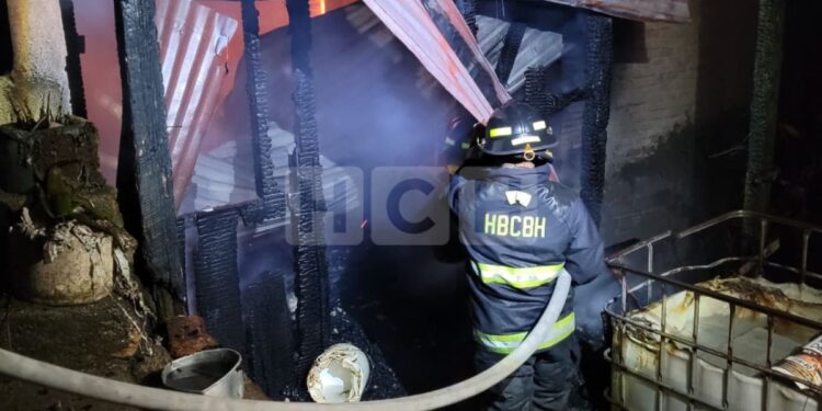 Borracho incendia la casa y su madre por poco muere calcinada en la Campo Cielo | Móvil Emergencia TGU