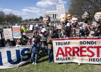 Comienzan las mayores protestas de ‘No Kings’ contra Trump, la guerra en Irán y el ICE