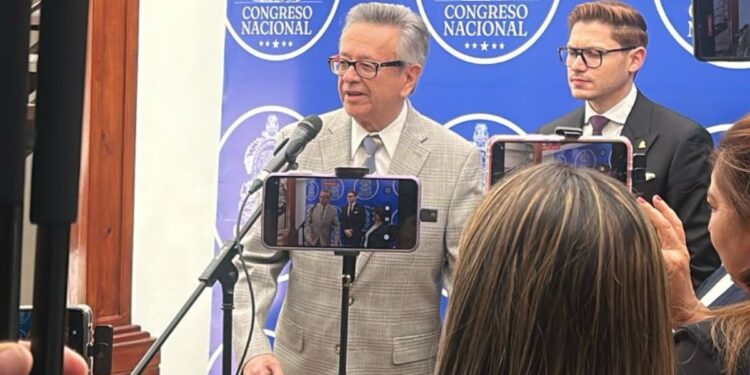 “La alianza y sociedad con EEUU llegará hasta donde convenga al interés nacional”: Embajador Roberto Flores Bermúdez