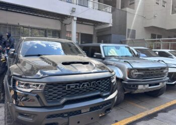 Lujosos automotores y armas decomisadas por la Dirección de Lucha Contra el Narcotráfico