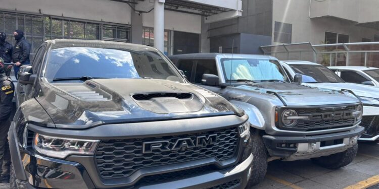 Lujosos automotores y armas decomisadas por la Dirección de Lucha Contra el Narcotráfico