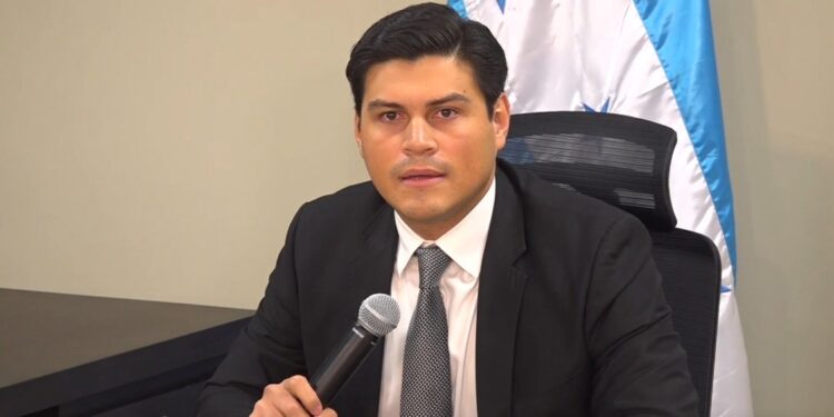 Marlon Ochoa denuncia plan legislativo para sacarlo del CNE y someterlo a Juicio Político