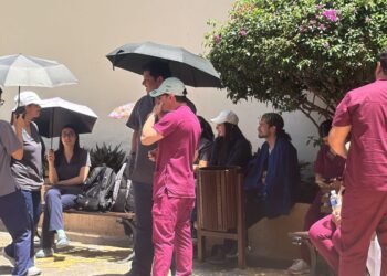 ¡En pie de lucha! Médicos llegan al CN a exigir sueldos atrasados y reajuste salarial