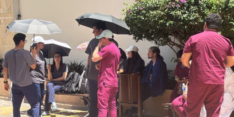 ¡En pie de lucha! Médicos llegan al CN a exigir sueldos atrasados y reajuste salarial