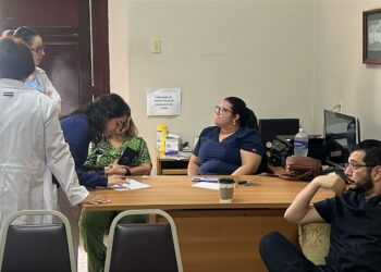 ¡Hasta que les resuelvan! Médicos se mantienen en huelga por falta de pago y despidos por WhatsApp