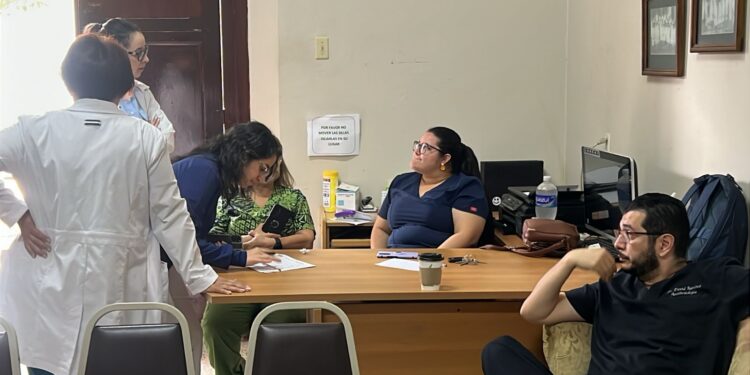 ¡Hasta que les resuelvan! Médicos se mantienen en huelga por falta de pago y despidos por WhatsApp