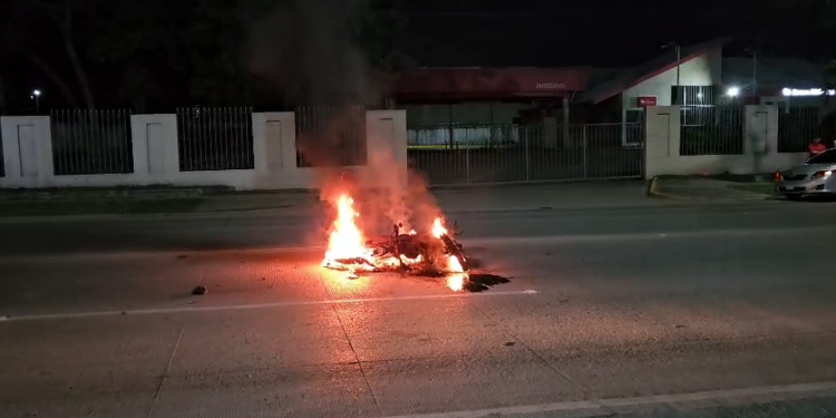 Moto quedó “achicharrada” tras accidente en barrio Santa Anita | Móvil Emergencia SPS