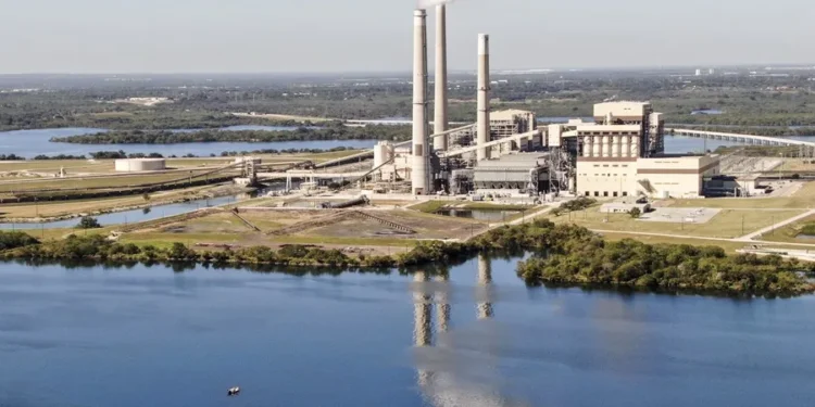 El petróleo de Texas se dispara un 8,51 % y cierra por encima de 81 dólares el barril