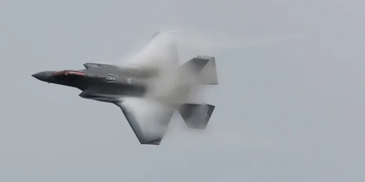 EE.UU. investiga el aterrizaje de emergencia de un F-35 tras posible impacto de fuego iraní