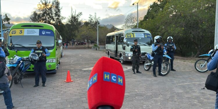 Policías que estaban asignados a altos funcionarios custodiarán buses de la UNAH