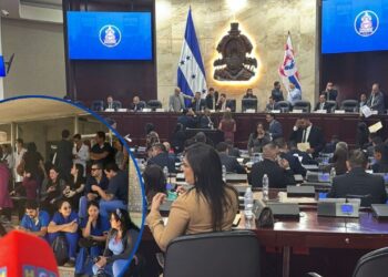 Presentan moción para pagar salarios y aumentar beca a médicos residentes