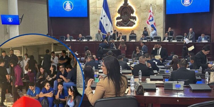 Presentan moción para pagar salarios y aumentar beca a médicos residentes