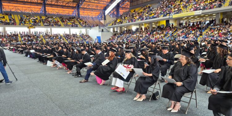 ¡Enhorabuena! UNAH gradúa a más de 1,500 nuevos profesionales de diferentes carreras