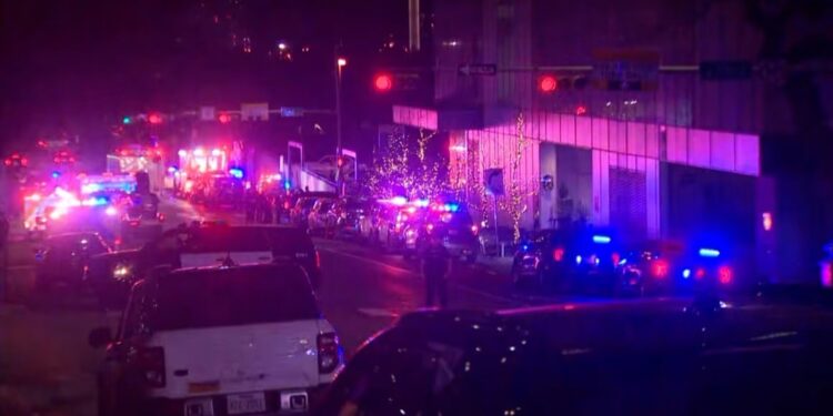 El FBI investiga un “posible vínculo con terrorismo” en un tiroteo masivo mortal ocurrido en el centro de Austin