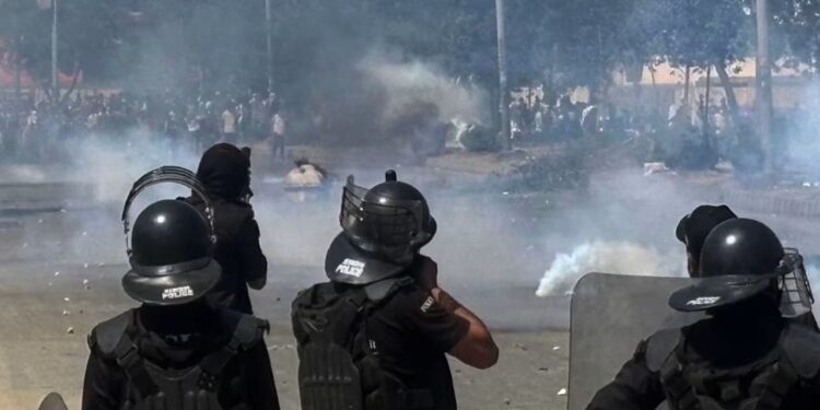 El número de muertos por las protestas frente al consulado de EE.UU. en Karachi sube a nueve, dice un funcionario