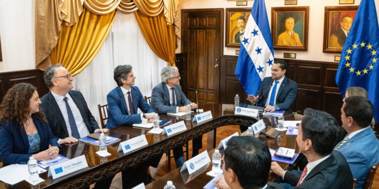 Unión Europea entrega al presidente Tomás Zambrano el informe final y recomendaciones sobre las elecciones generales