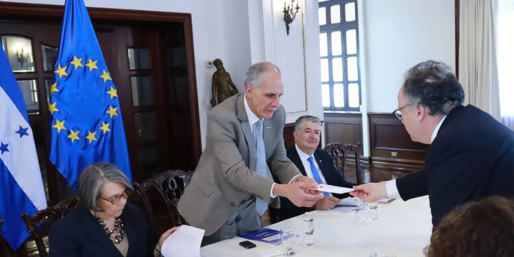 Presidente Asfura recibe de la Misión  de la UE, informe sobre elecciones generales 2025