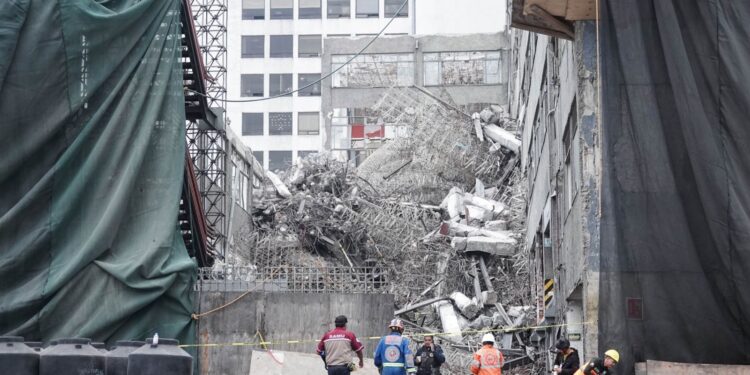 Colapsa edificio en alcaldía Cuauhtémoc; al menos un muerto, dos atrapados y un herido