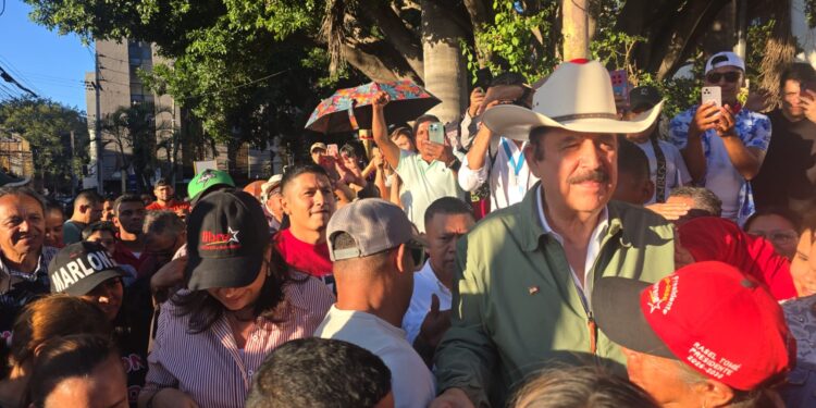 Con sombrero y Rixi Moncada, Mel Zelaya llega a los bajos del Congreso Nacional para protestar contra juicio político de Marlon Ochoa