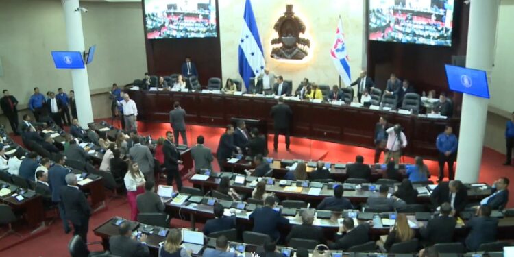 Congreso Nacional comienza lectura del informe de Comisión Especial de Juicio Político de Johel Zelaya