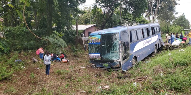 ¡Por poco es tragedia! Al menos seis heridos deja colisión múltiple en la CA-13, El Porvenir