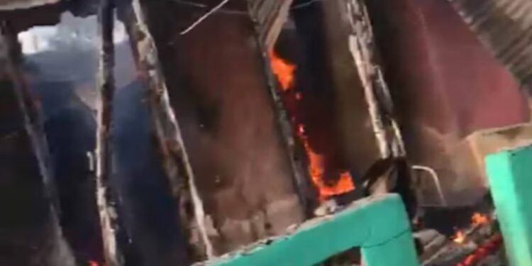 Masacre en Haití: al menos 20 muertos y decenas de casas incendiadas por un ataque de pandilleros en Jean-Denis