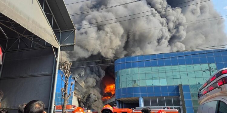 Al menos 11 muertos y 3 desaparecidos tras incendiarse una planta automotriz surcoreana