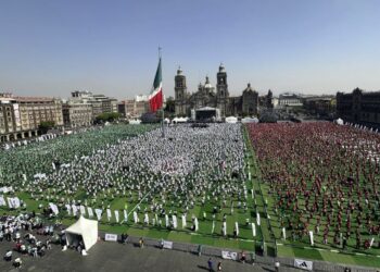 Realizan la clase masiva de futbol más grande en el Zócalo de la Ciudad de México