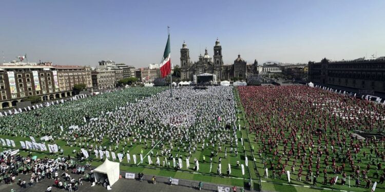 Realizan la clase masiva de futbol más grande en el Zócalo de la Ciudad de México