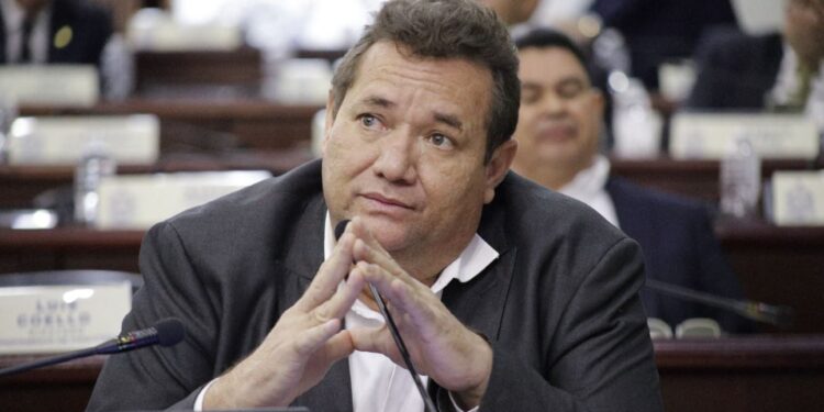 Ricardo Elencoff presenta un proyecto para derogar un artículo de la ley de portación de armas en el departamento de Colón