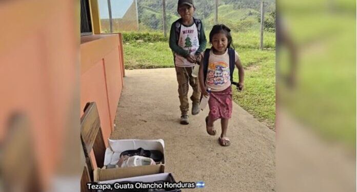 ¡Ternura! maestro sorprende a dos humildes niños de Olancho con zapatos nuevos