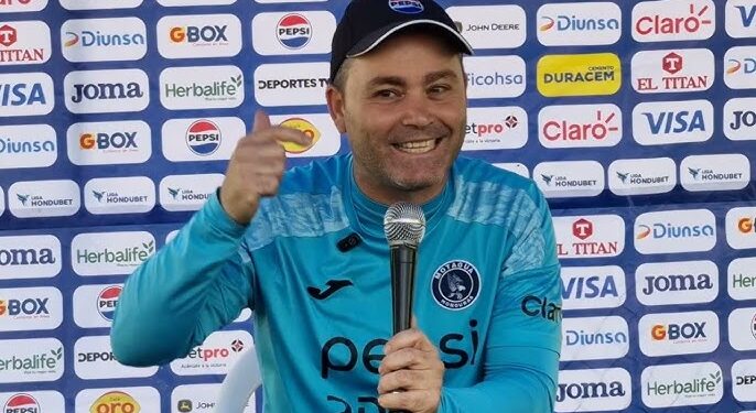 Motagua renovó al entrenador español Javier López