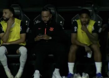 Polémica con Depay… Jugó 22 minutos, salió lesionado y atendió una llamada en el banco de suplentes