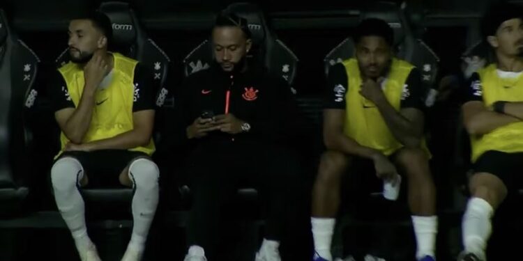 Polémica con Depay… Jugó 22 minutos, salió lesionado y atendió una llamada en el banco de suplentes