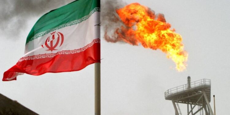 El petróleo se dispara y los futuros bursátiles caen mientras Estados Unidos entra en guerra con Irán
