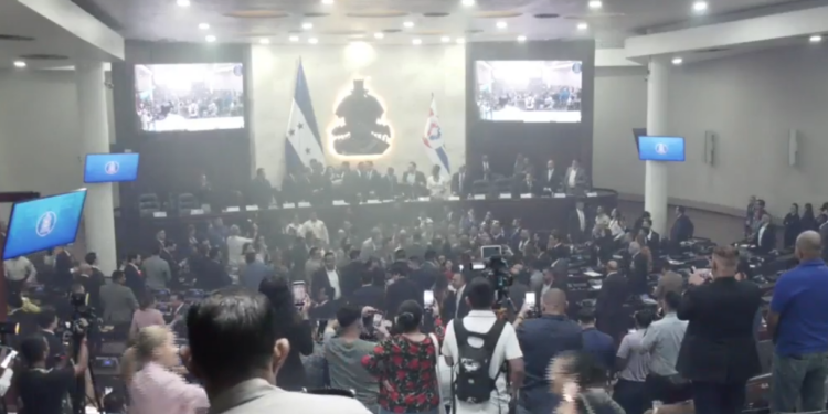 En medio de petardos y agarres, presentan oficialmente denuncia para dar trámite a juicio político contra el fiscal general Johel Zelaya