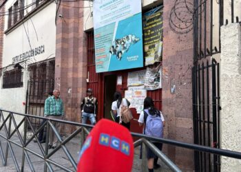 ¡Cambio improvisado! Estudiantes llegan a clases, tras no enterarse del aviso “a matacaballo” de clases virtuales