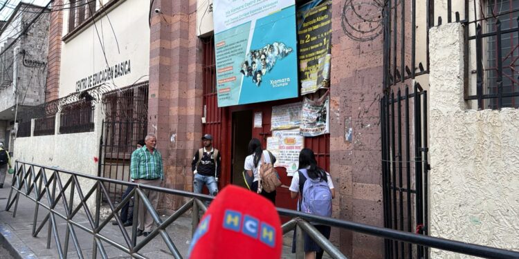 ¡Cambio improvisado! Estudiantes llegan a clases, tras no enterarse del aviso “a matacaballo” de clases virtuales