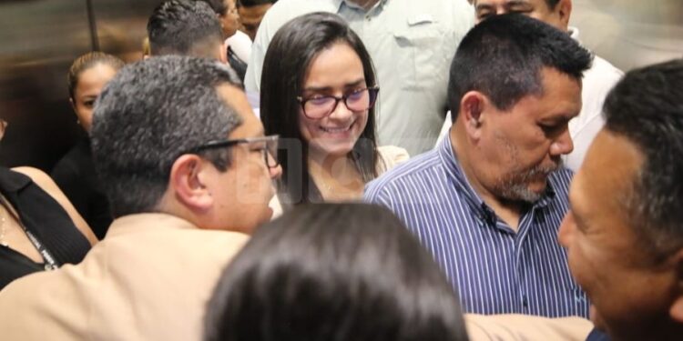 ¡Chequesol! Contenta Isis Cuellar tras dejar el arresto domiciliario para defenderse en libertad