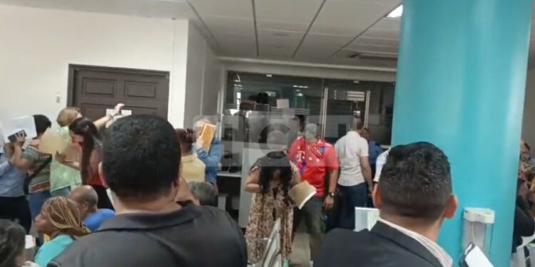 ¡Grosería! Gasean a ciudadanos que reclamaban trámites en Cancillería