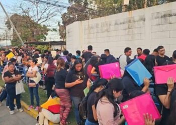 ¡La dura realidad! Centenares de desempleados buscan “chamba” en maquilas de Honduras