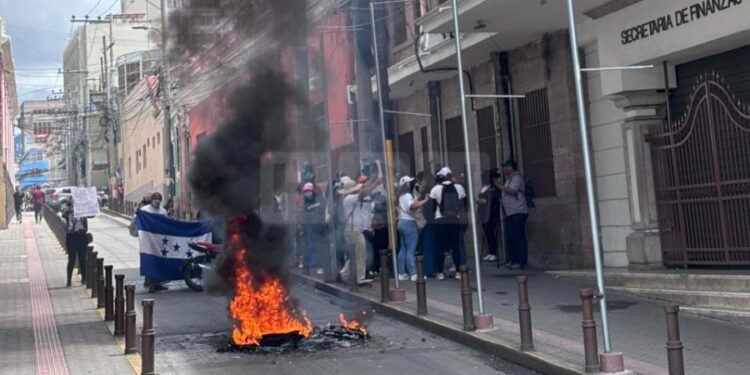 ¡Más protestas! Frente a Sefin, empleados del 911 exigen tres meses de salarios atrasados