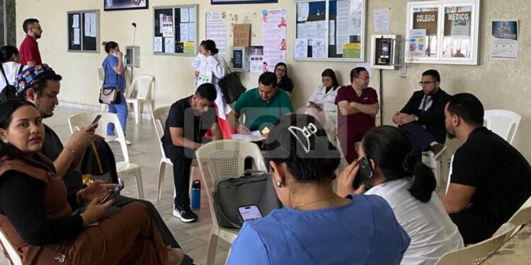 ¡No dan marcha atrás! En huelga continúan médicos por “incumplimiento de pago y despidos injustificados”