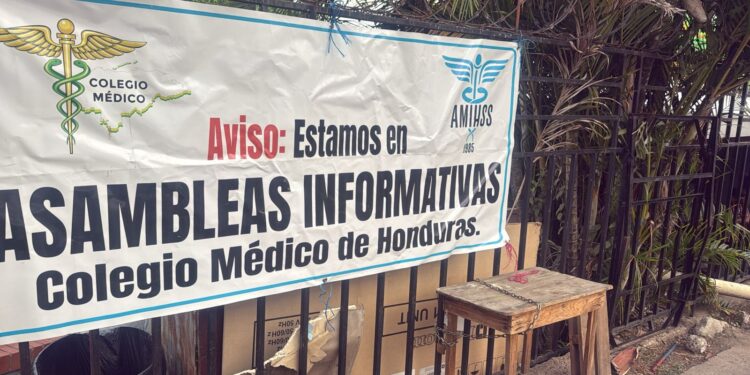 ¡Hasta que les cumplan! En huelga permanecen médicos del IHSS en colonia Kennedy